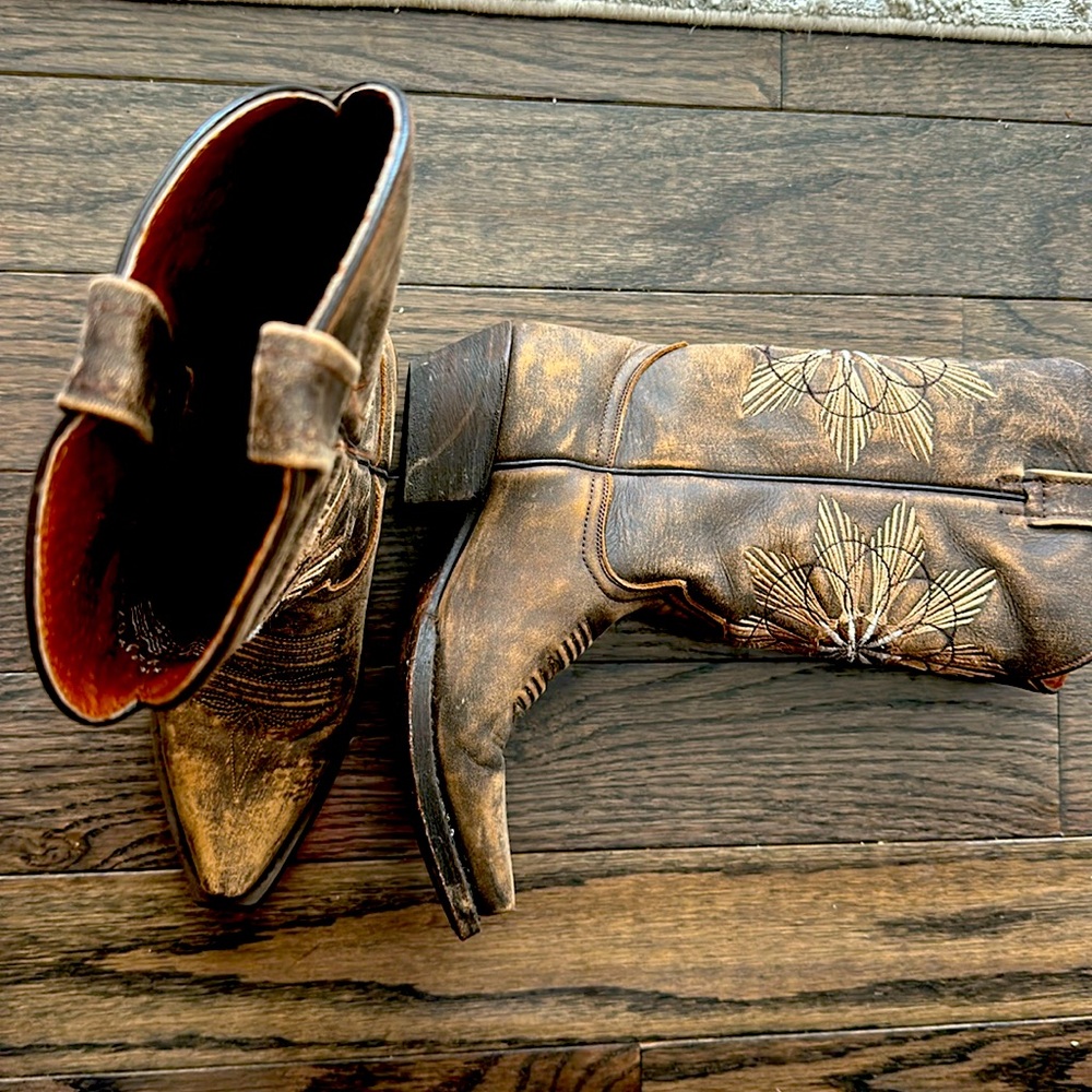Cowgirl boots, size 5.